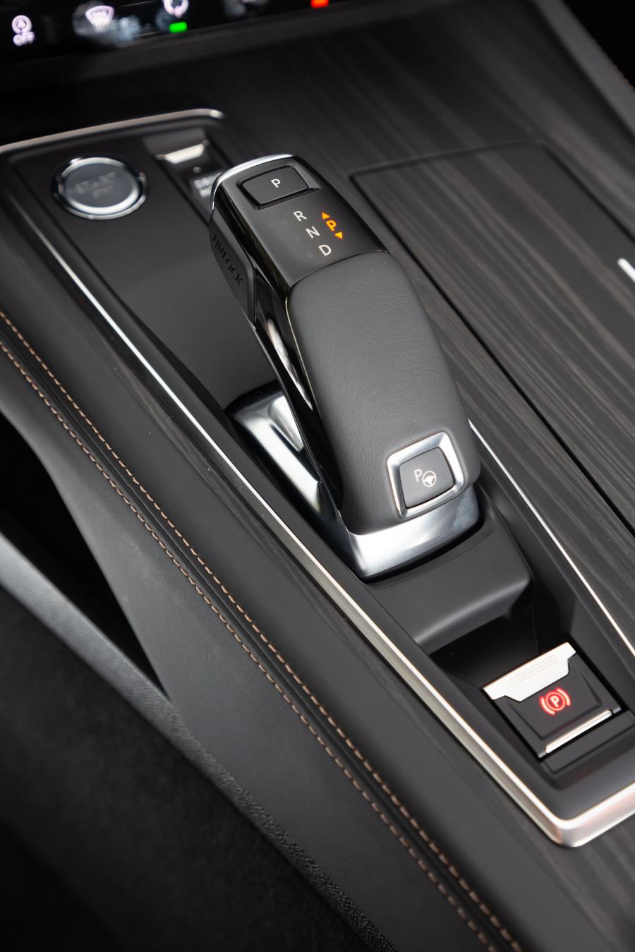 Детали интерьера Peugeot 508 SW GT 2018 года  (WW) (фото 24 из 42)